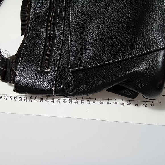 ROOTS canada. Active style leather purse - Picture 2 of 9